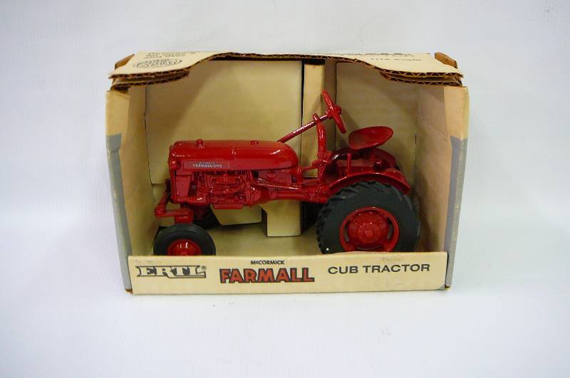 lot 4 image: Ertl Farmall Cub Tractor 116 Scale