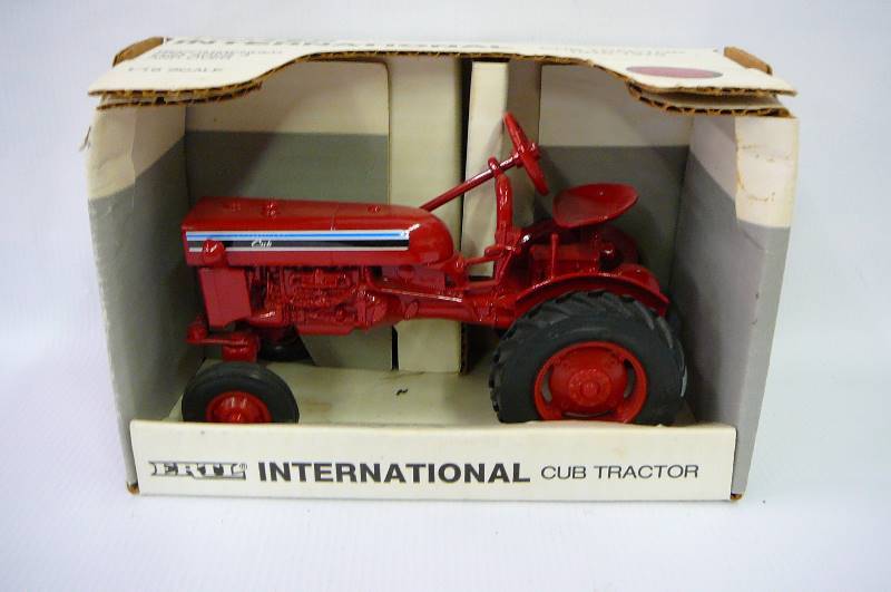 lot 7 image: Ertl International Cub Tractor 1976-1979 116 Scale
