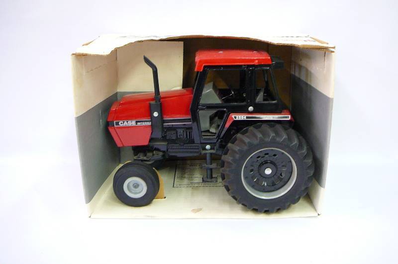 lot 9 image: Case International Tractor with Cab Model 2694 116 Scale