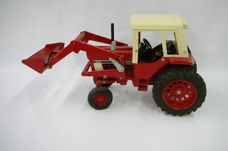 lot 17 image: International Tractor 1586 with Loader