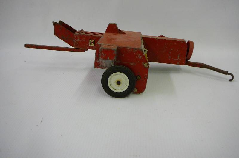 lot 18 image: International Bailers