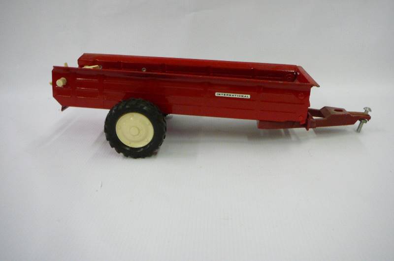 lot 19 image: Ertl International Spreader Ertl