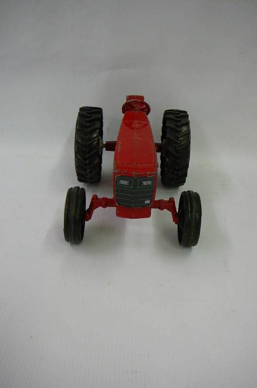 lot 20 image: Ertl International Tractor