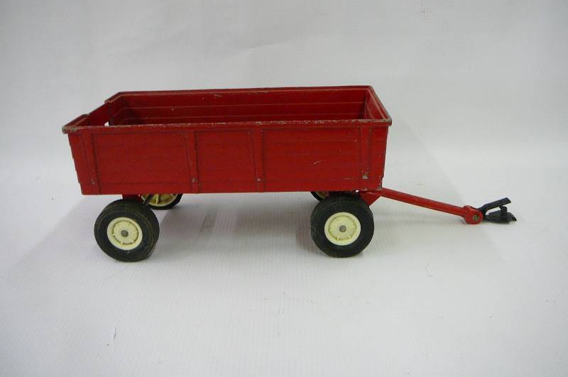lot 23 image: Ertl Grain Wagon