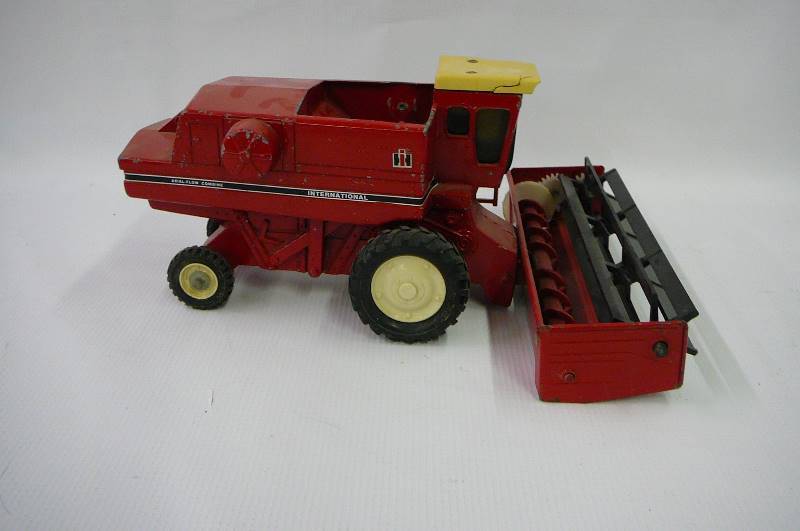 lot 24 image: Ertl International Axial Flow Combine