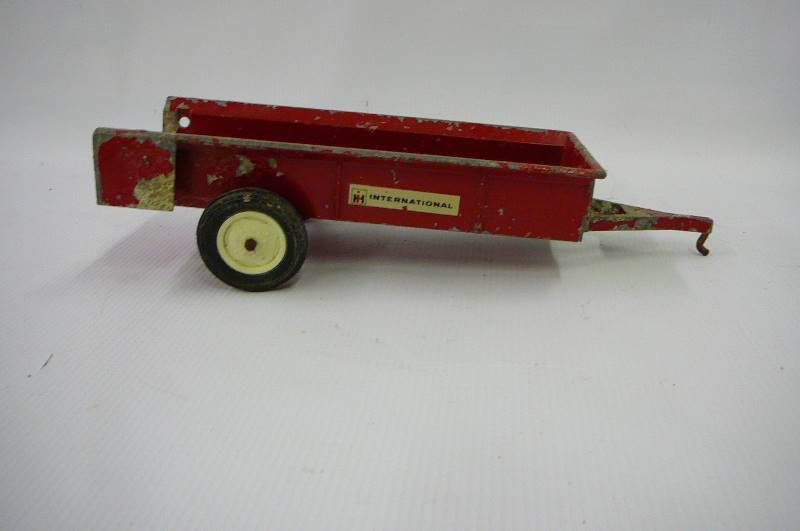 lot 26 image: Ertl International Spreader