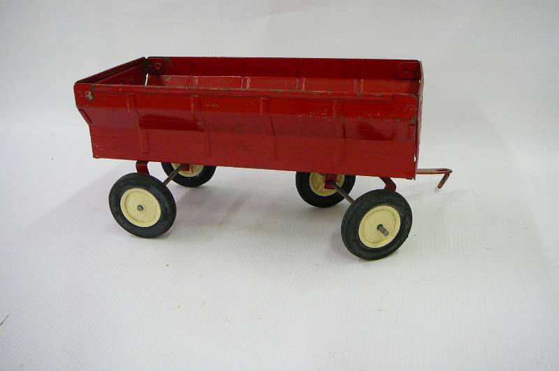 lot 27 image: Ertl Grain Wagon