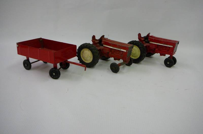lot 31 image: International Tractors 2  Wagon 1