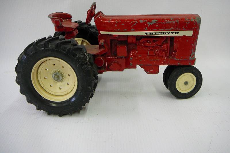 lot 32 image: International Tractor