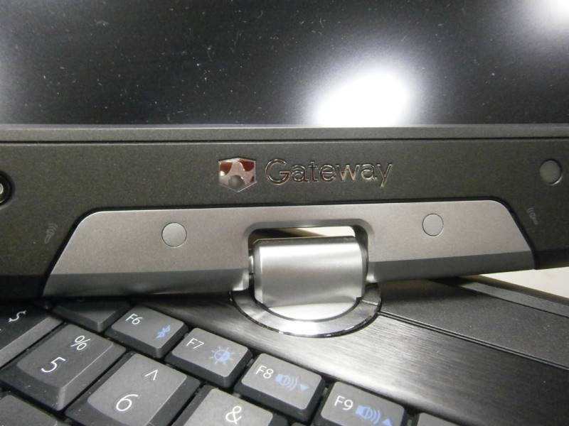 lot 52 image: Gateway E-155 Notebook & VCR