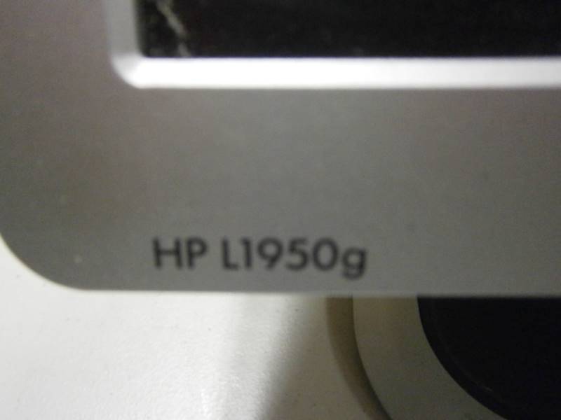 lot 133 image: HP L1950G Monitor