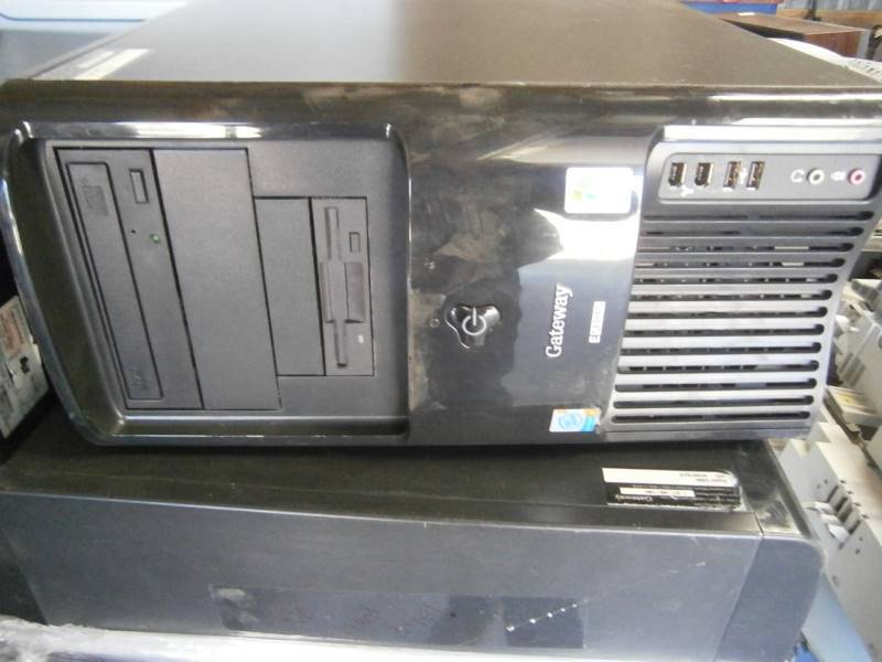 lot 214 image: (27) Computers (no hard drives)