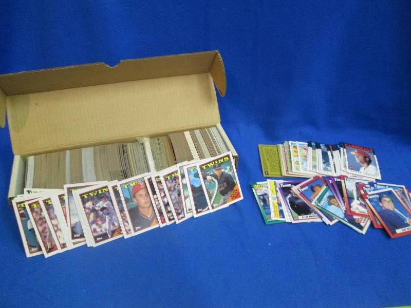 lot of assorted Topps baseball card...