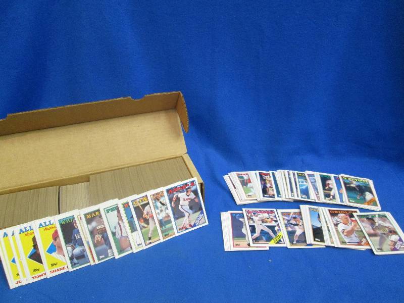 lot of assorted Topps baseball card...