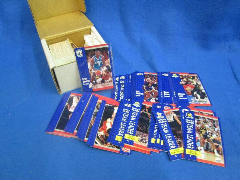 lot of Fleer basketball sports card...