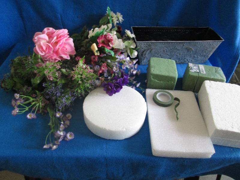 Mixed lot of artificial flowers, pl...