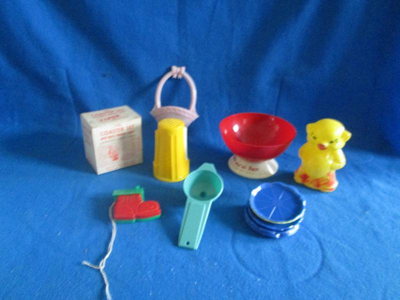 lot of vintage kitchen toys ...