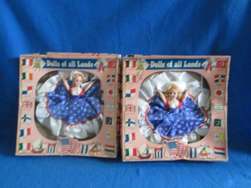 lot of 2 dolls of the lands ...