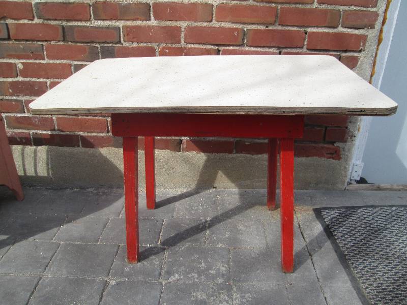small table 31x19x22...