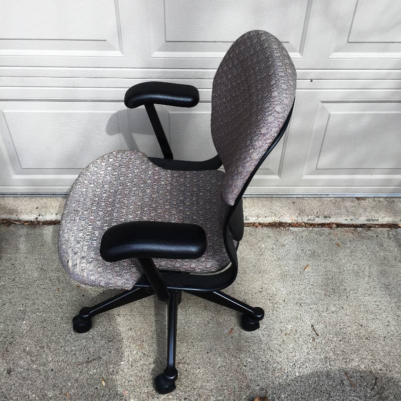 lot 5 image: Herman Miller Office chair - Very Nice Pre-owned Condition