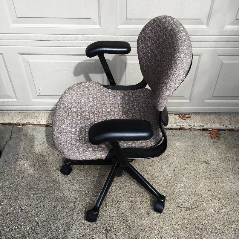 lot 1 image: Herman Miller Office chair - Very Nice Pre-owned Condition