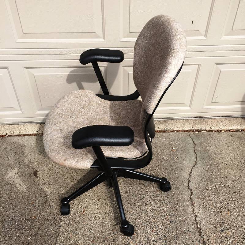 lot 2 image: Herman Miller Office Chair - Very Nice Pre-owned Condition