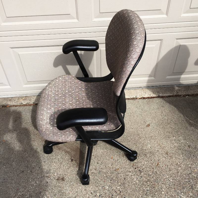 lot 4 image: Herman Miller Office Chair - Very Nice Pre-owned Condition