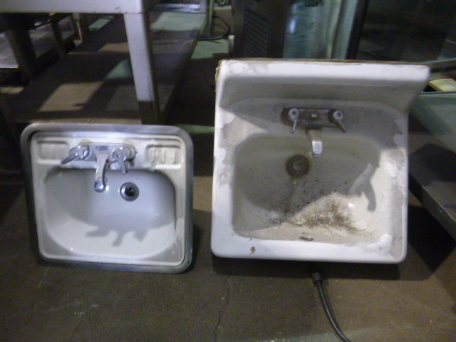 lot 101 image: 2 Small Sinks