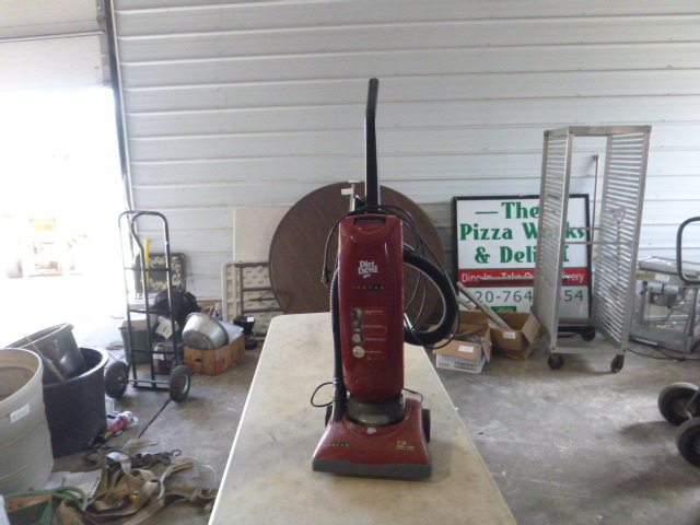 lot 114 image: Dirt Devil Jaguar Vacuum
