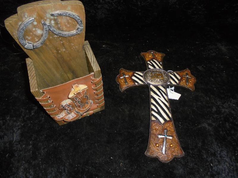 lot 13 image: Lot - Western Themed Dcor
