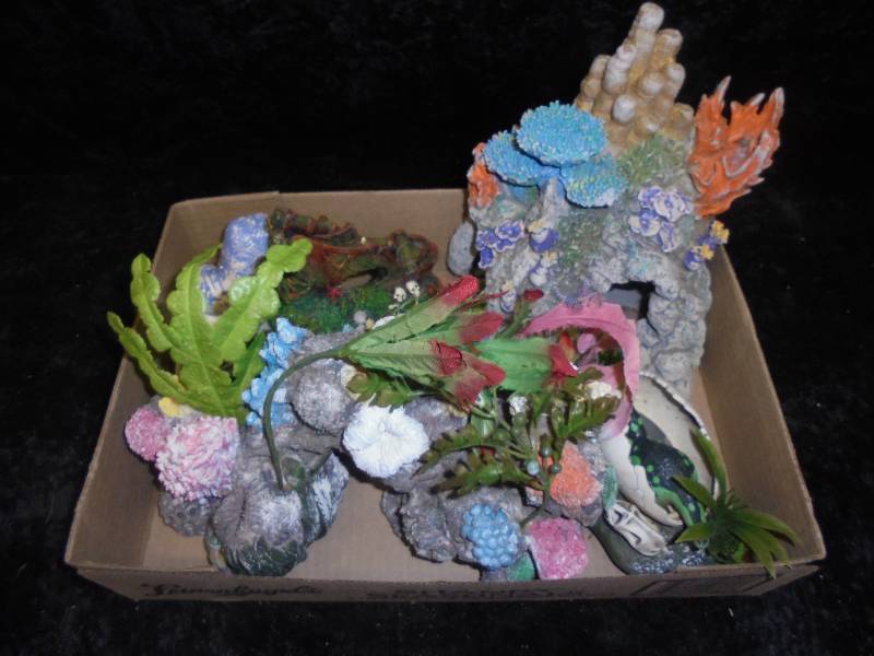 lot 14 image: Lot - Fish Aquarium Dcor