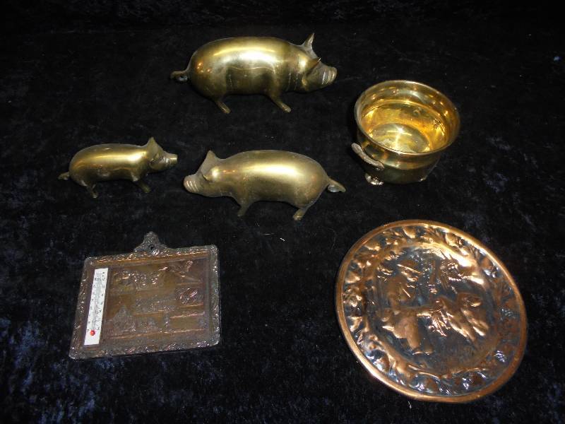 lot 26 image: Lot - Brass Pigs, misc
