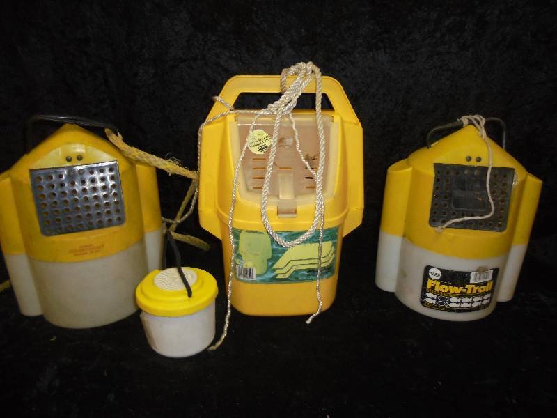 lot 31 image: Lot - Minnow Buckets