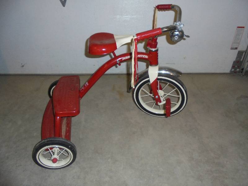 lot 45 image: Radio Flyer Tricycle