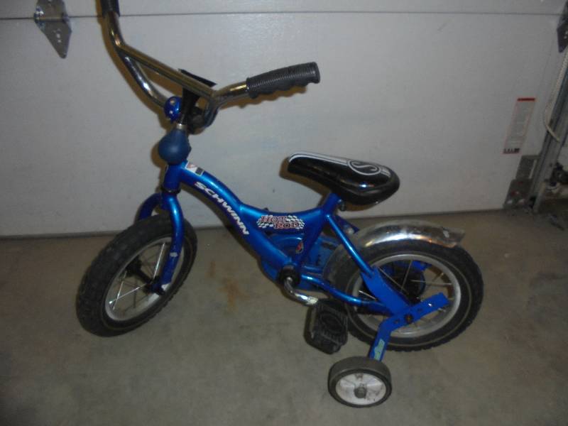 lot 46 image: Schwinn Hot Rod Bike wTraining Wheels
