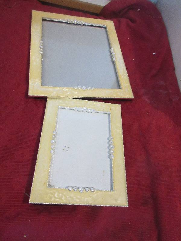PAIR OF MATCHING PICTURE FRAMES
