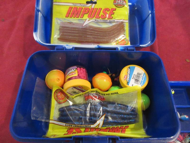 SMALL TACKLE BOX AND SOME TACKLE