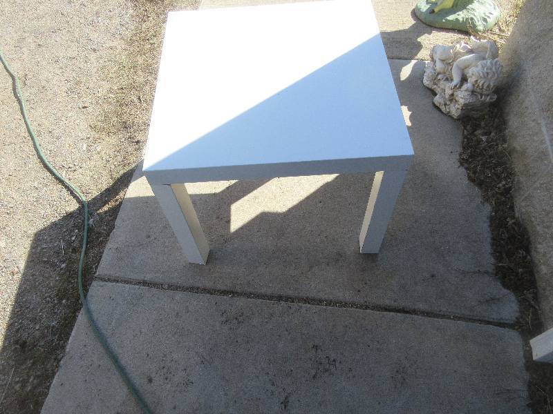 SMALL WHITE TABLE