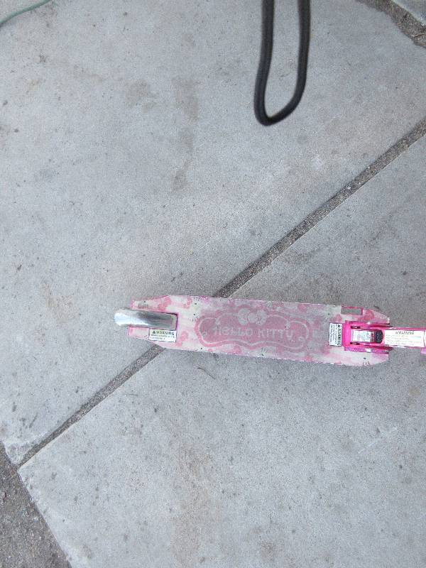 HELLO KITTY SCOOTER