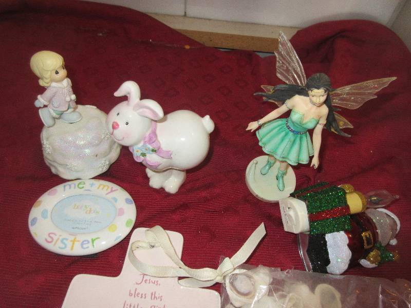 GIRLS FIGURENES AND SHELLS