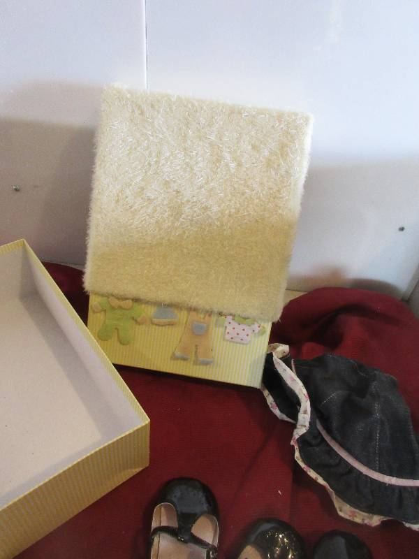 BABY KEEPSAKES AND BOX
