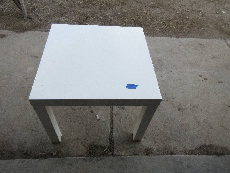 SMALL WHITE TABLE