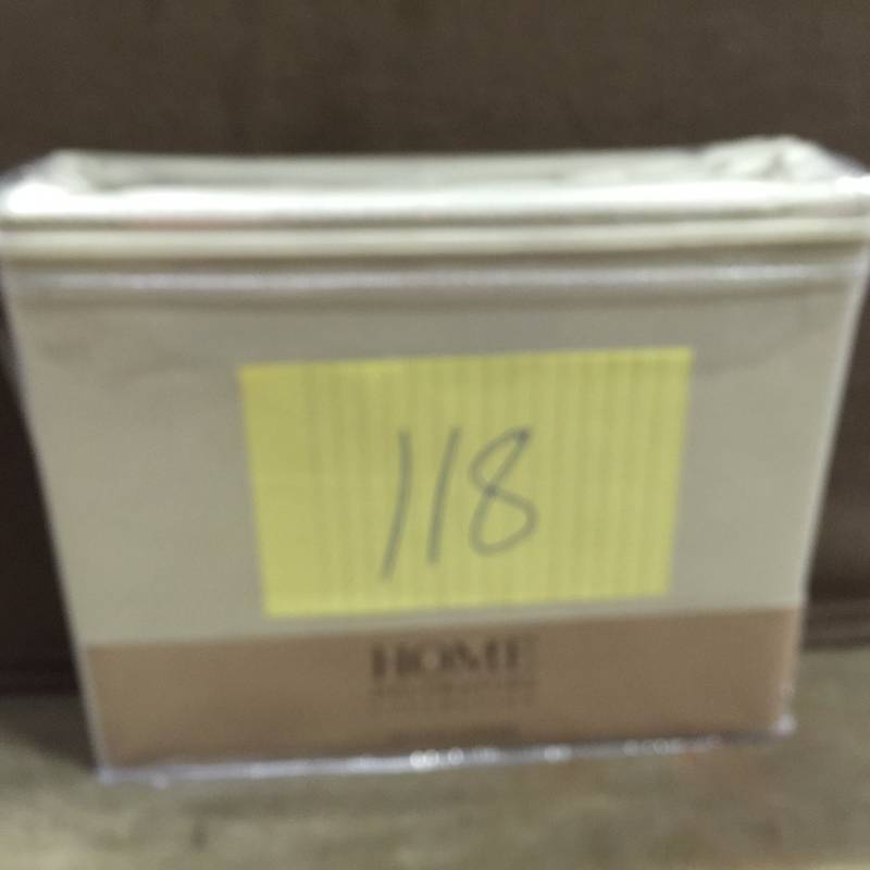 lot 118 image: Home-Decorators-Collection-Hotel-Solid-Duvet Queen