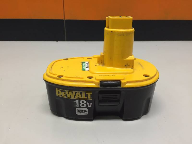 lot 10 image: DEWALT 18V BATTERY