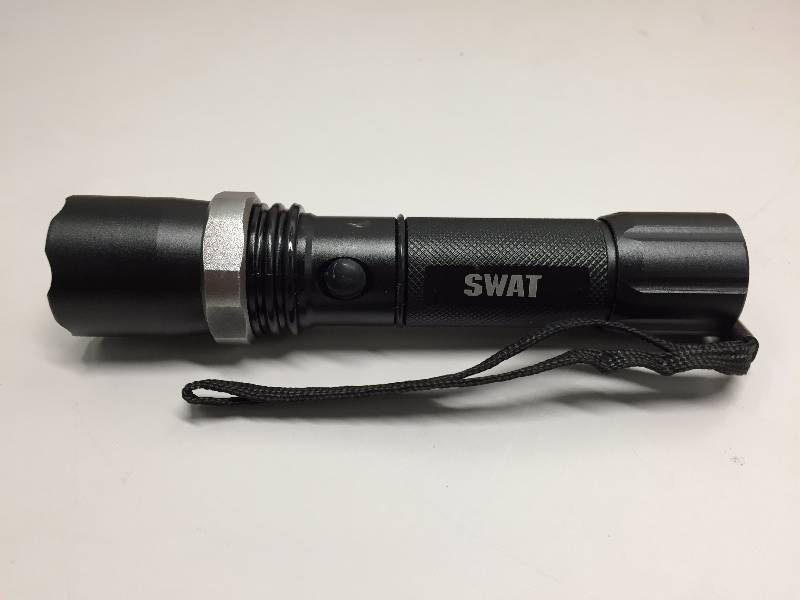lot 21 image: I-ZOOM TACTICAL PRO GEAR SWAT FLASHLIGHT