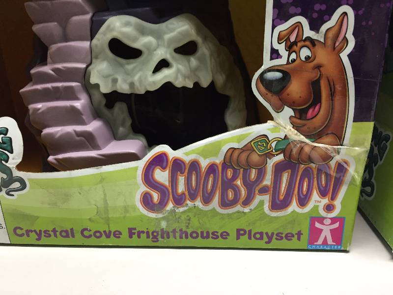 lot 62 image: SCOOBY DOO CRYSTAL COVE FRIGHT HOUSE PLAY SET (2)