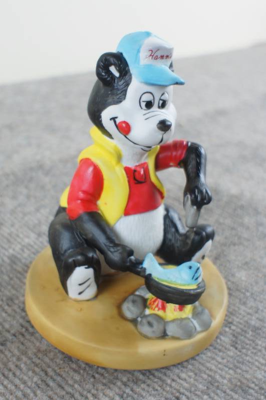 lot 28 image: Hamms Bear Frying Fish Statue