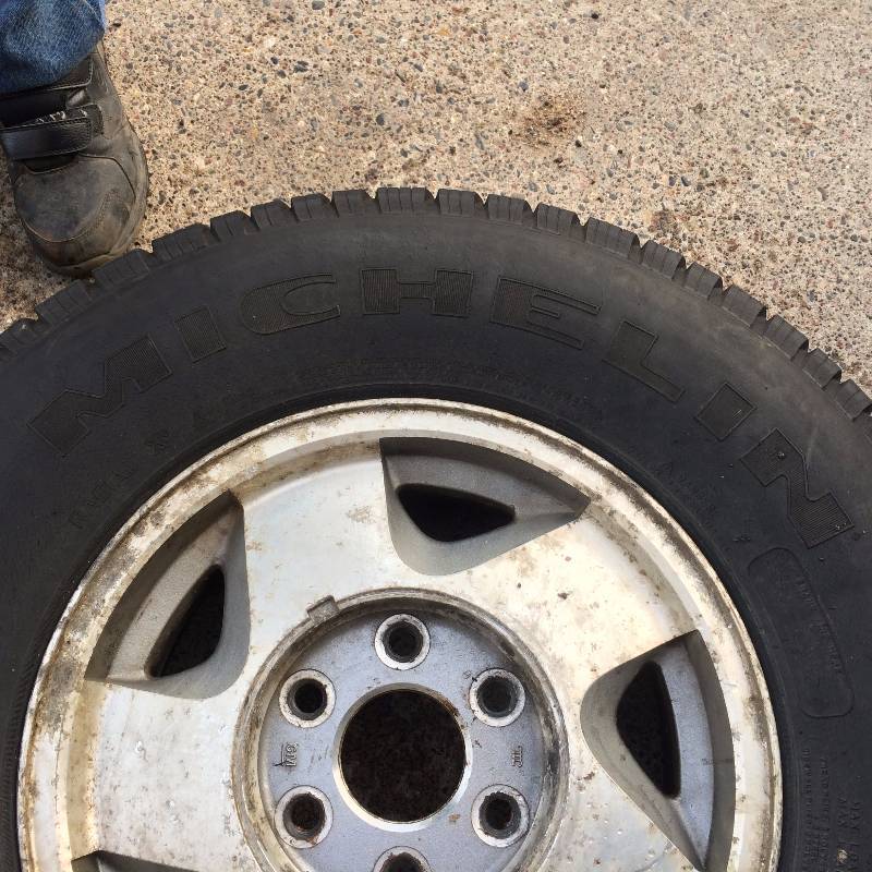 lot 2 image: Chevrolet Rims with tires.
