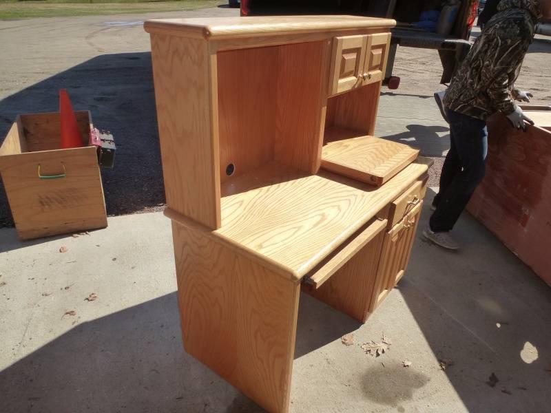 lot 39 image: Oak Computer Desk