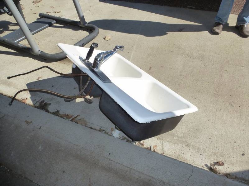 lot 41 image: Porcelain sink